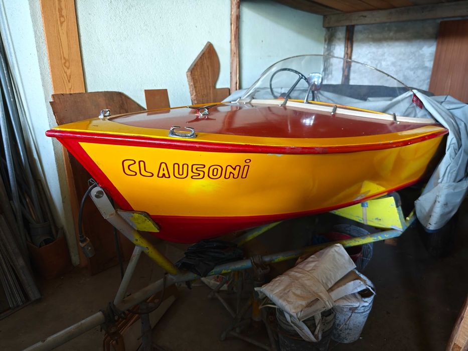 vendo barco de madeira, muito bem construído pelo próprio dono, com motor "mercury" de 35 cv e atrelado.