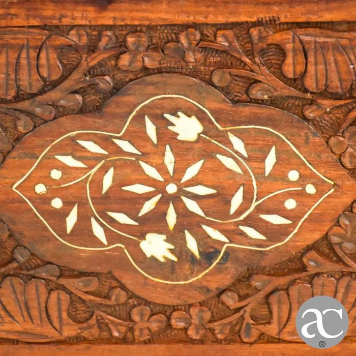 Caixa em madeira com relevos e embutidos em osso