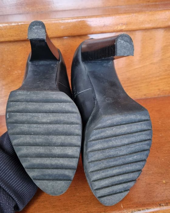 Sapatos pretos compensados Deichmann