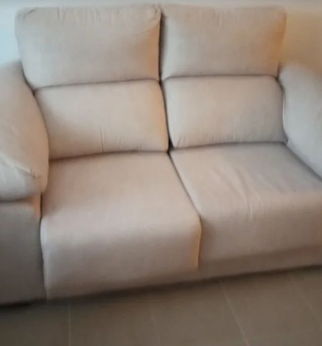 Sofá semi novo, impermeável