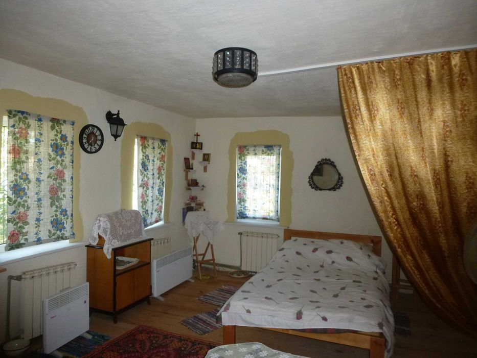 Продам небольшой уютный дом с озером в с. Чемужовка