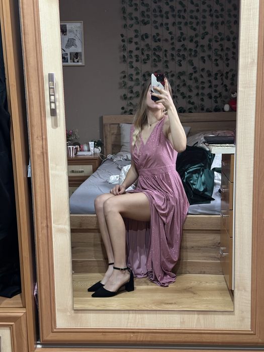 Różowa brokatowa sukienka