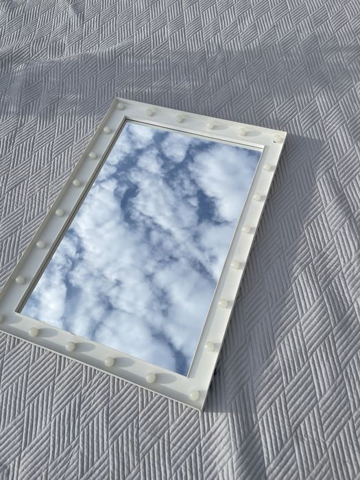 Lustro z lampkami. Działa na baterie