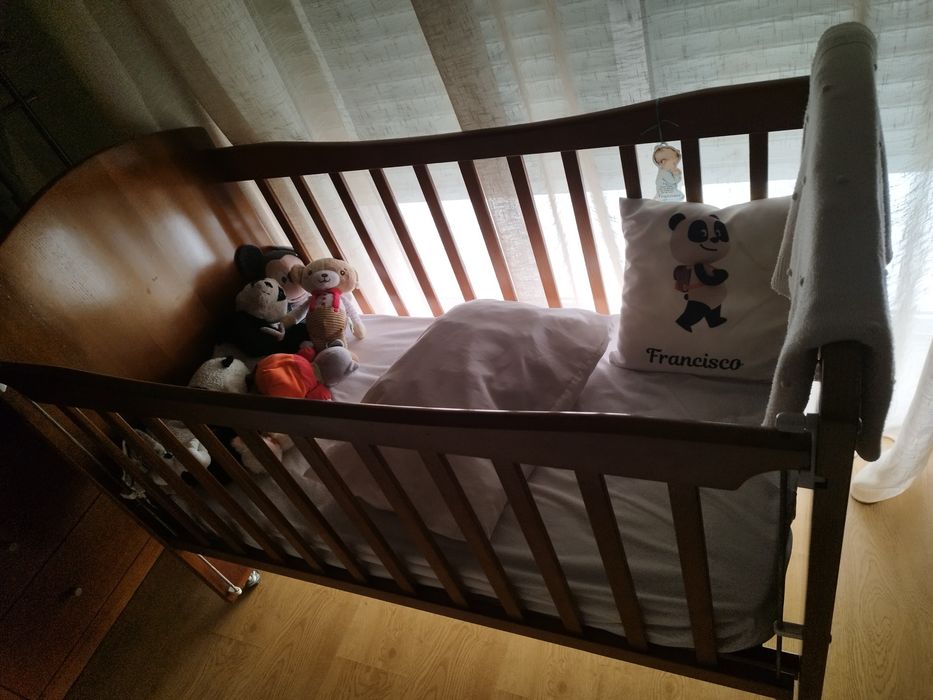 Cama de madeira de bebê