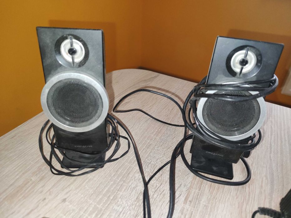 Subwoofer bas tuba z głośnikami i kablami