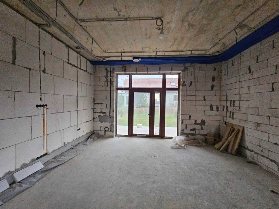 Продаётся новый просторный дом недалеко от воды, в районе Карачунов