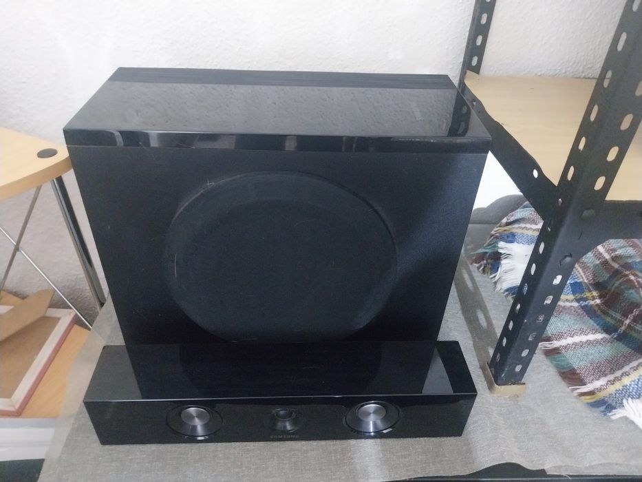 Samsung surround 5.1 , 4 colunas uma barra som e subwoofer