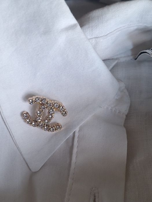 Broszka zrobiona z logowanego guziczka CC