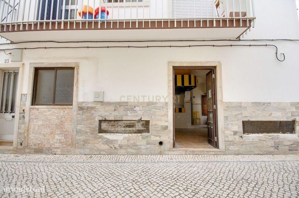 Prédio - Apartamento + Espaço Comercial - Centro Histórico da Nazaré