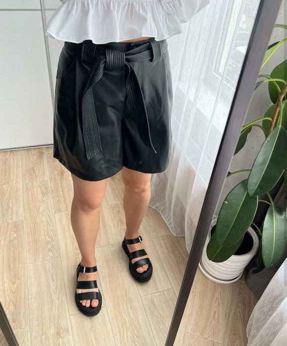 Шорти з еко шкіри. Дуже стильні! Розмір S-M. Нові!