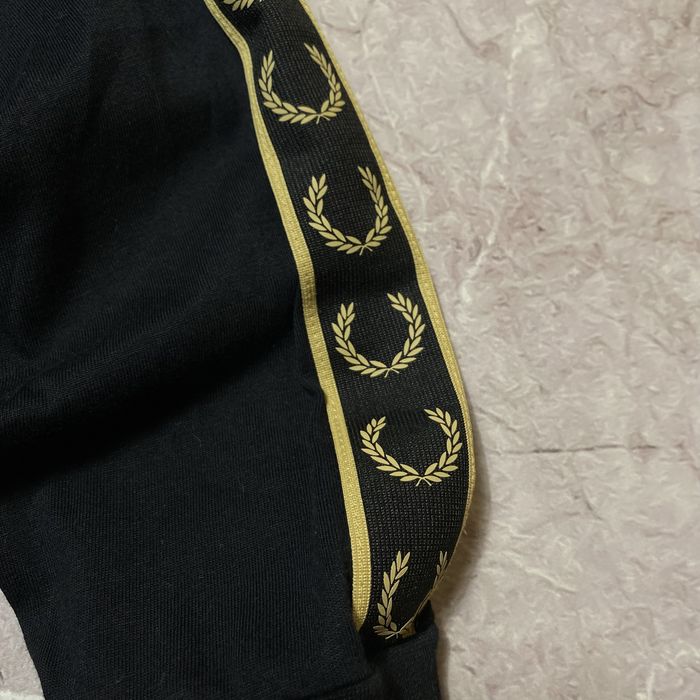 лонгслів fred perry на лампасах