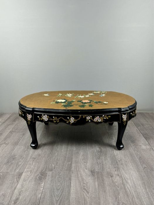 Вінтажний столик в азіатському стилі