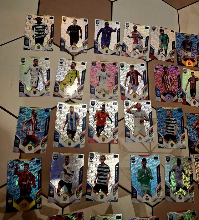 Karty piłkarskie 188 sztuk różne