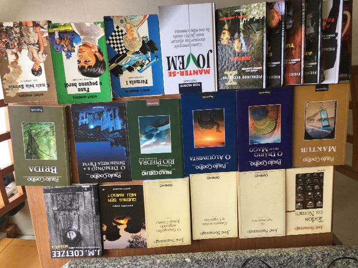 Vários livros diversos: Paulo Coelho, José Saramago entre outros