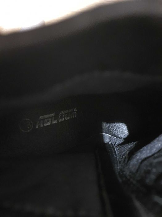 Czarne botki na obcasie z ozdobnym paskiem