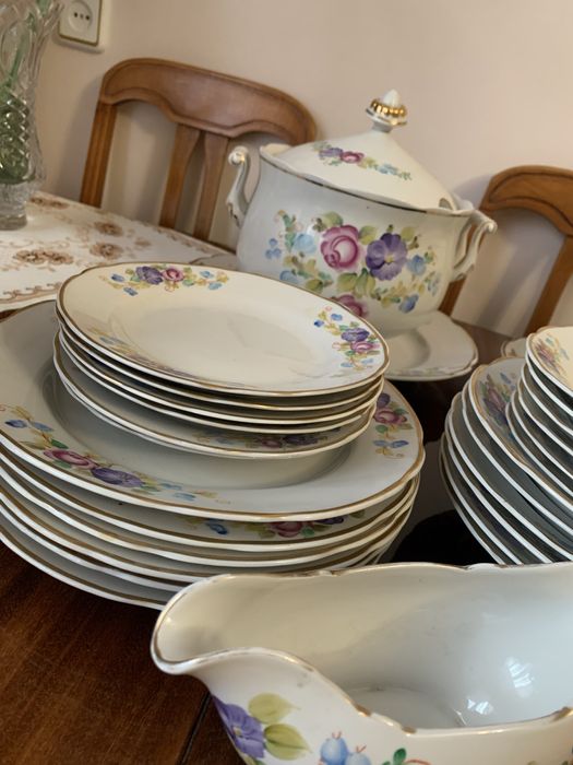 Фарфоровий столовий сервіз