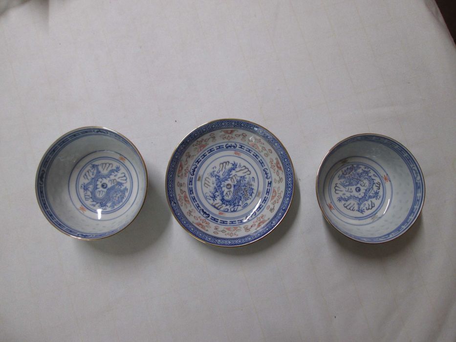 Louça Decorativa Chinesa - 2 Pequenas Taças e 1 Prato