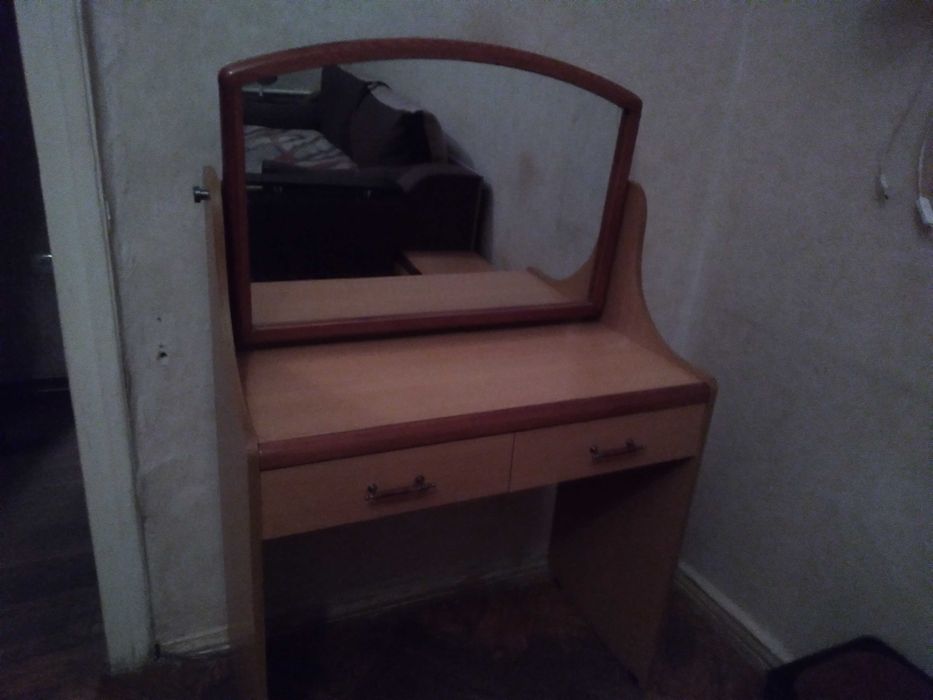 Cтол с зеркалом и двумя ящиками