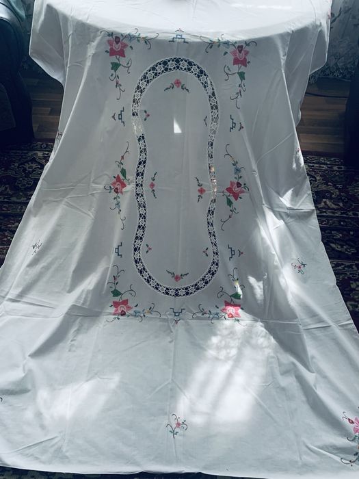 Скатерти с вышивкои