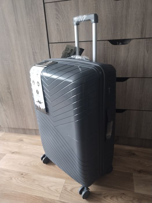 Чемодан новый средний полипропилен с расширением