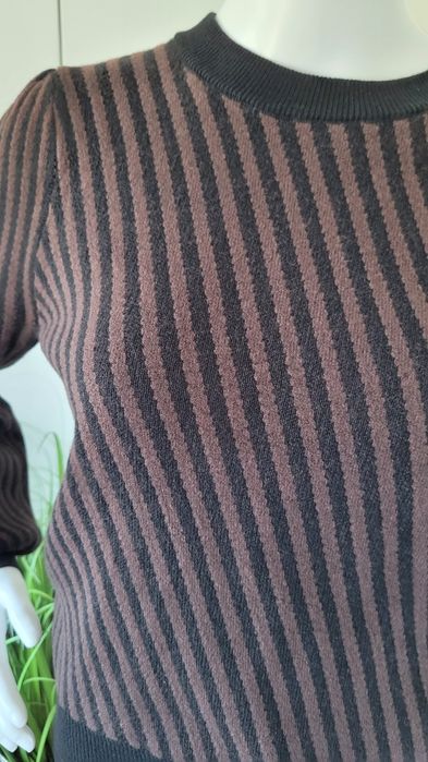 Sweter damski w paski z bufkami brązowy S