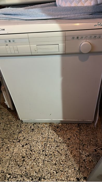 Maquina de lavar loica em bom estado funciona muito bem  nao faco entrega
