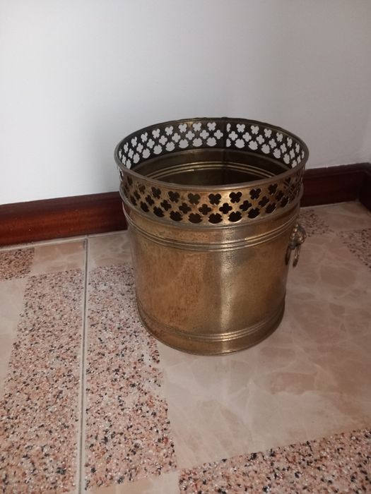 Vaso antigo em Latão