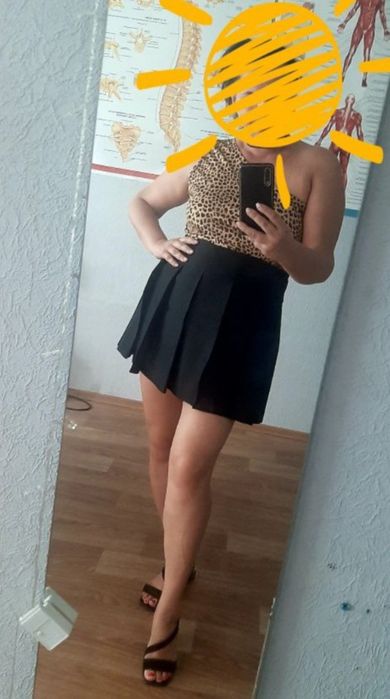 Чорна коротка спідниця