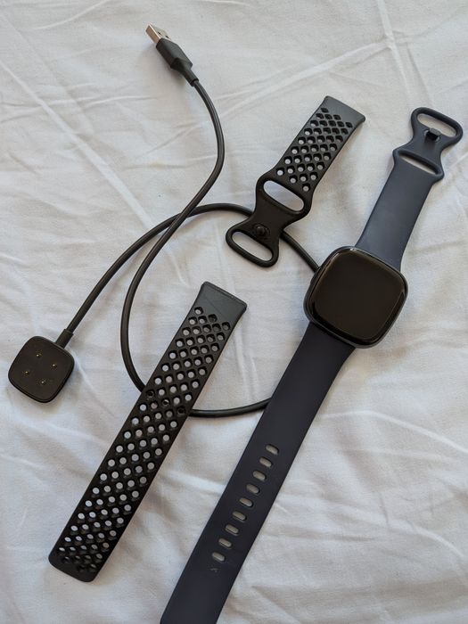 FITBIT Versa 4 Czarny