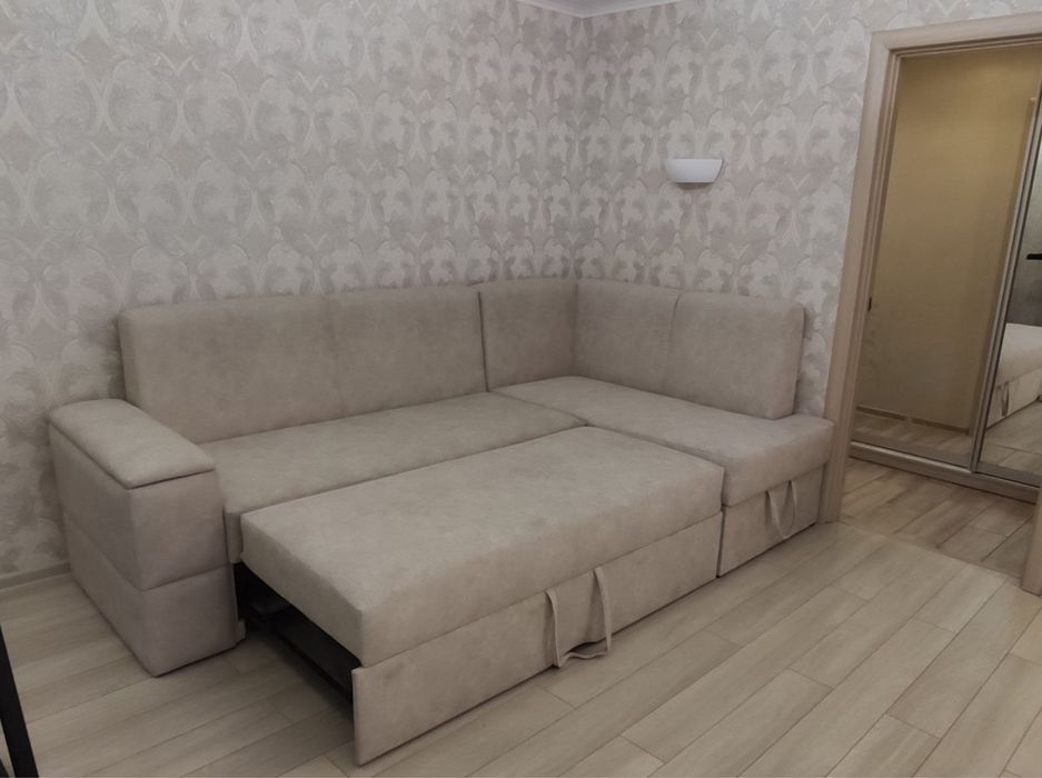 Продам диван світлого кольору
