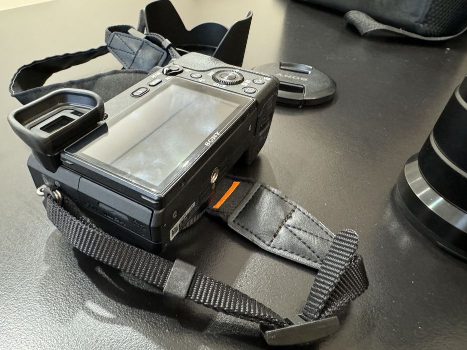 Sony a6300 + об’єктив Sony E PZ 18–105mm f/4 G OSS + аксесуари