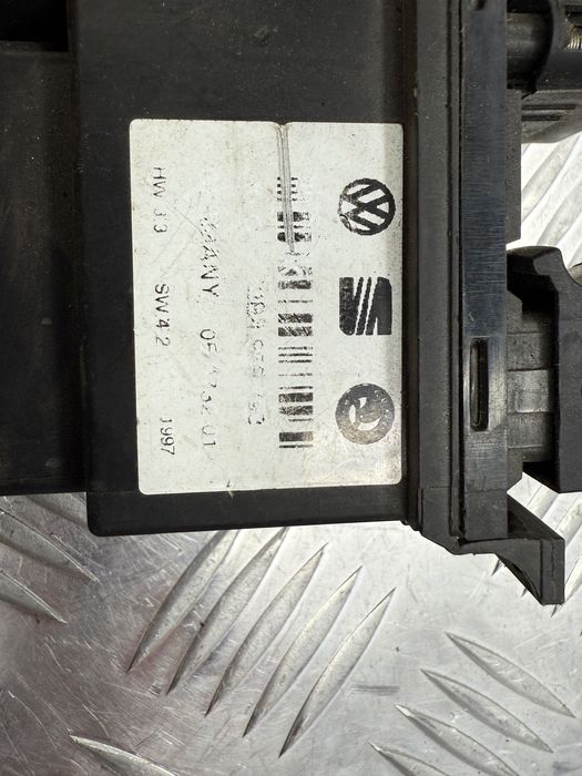 Блок кнопок стеклоподъемника передний левый VOLKSWAGEN Passat B5