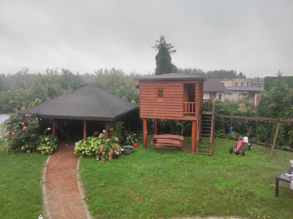 Przestronny dom do wynajęcia w spokojnej okolicy - komfort i spokój.