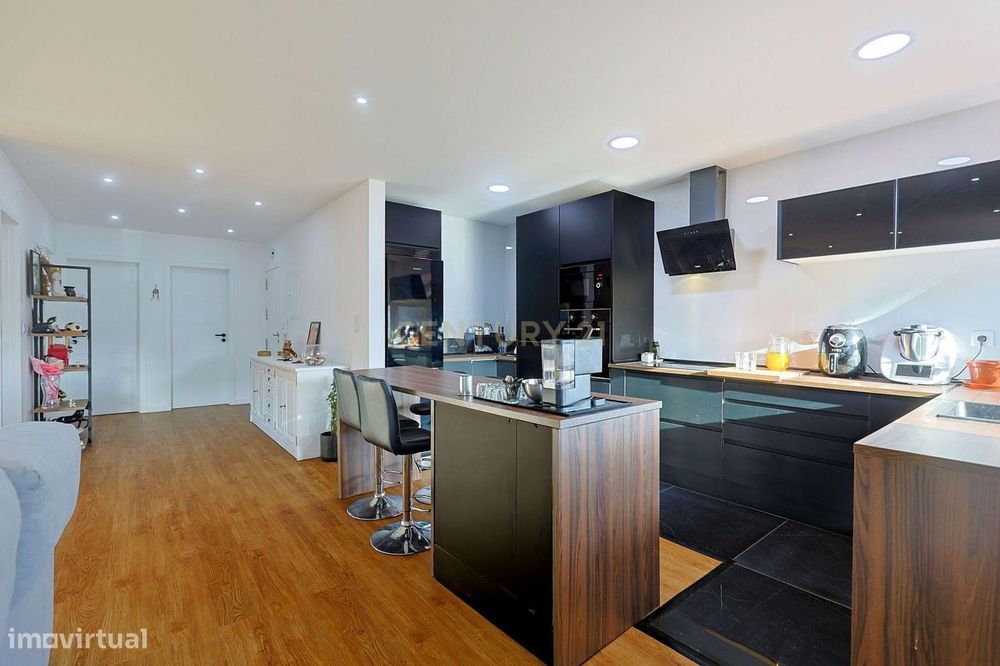 Apartamento T3 Duplex Remodelado no Centro de Corroios