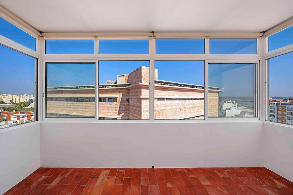 T2+1 renovado com vista rio varanda na sala e cozinha