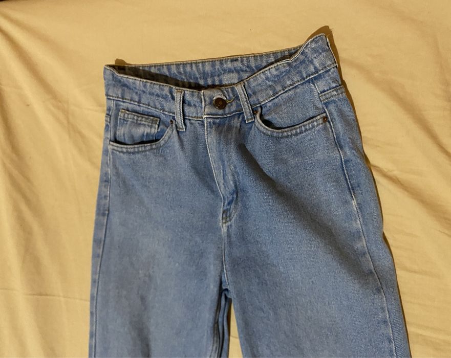 Джинси синього кольору