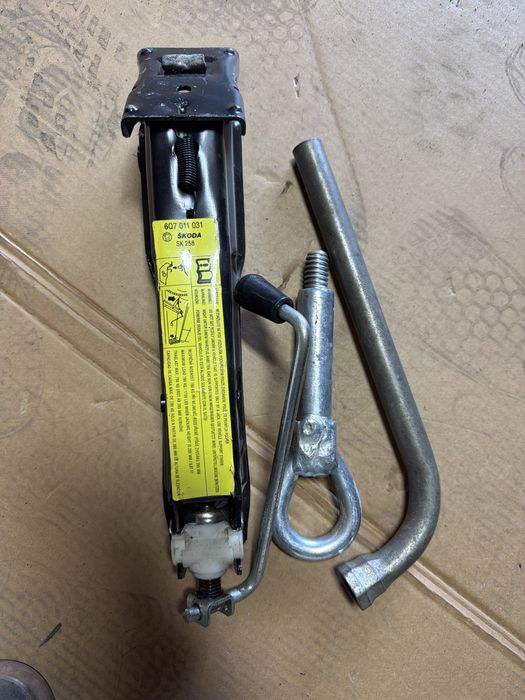 Lewarek Skoda Roomster 6Q7011031 hak ucho do holowania klucz
