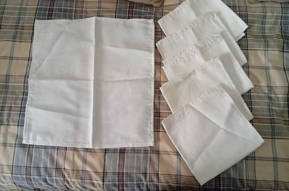 6 Guardanapos brancos, em tecido de algodão e polyester