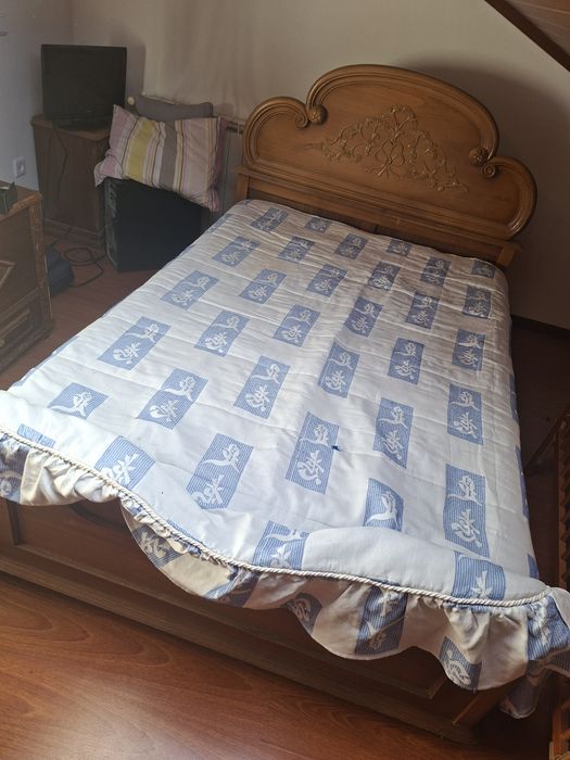 Quarto completo em madeira maciça estilo clássico (cama + cómoda + mes