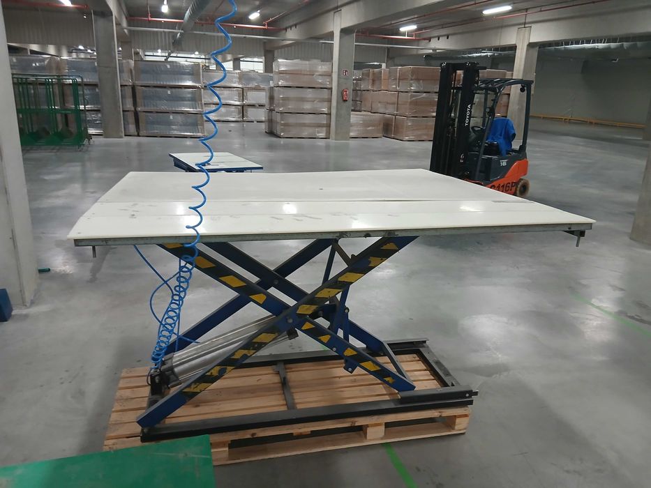 Stół tapicerski ST-3  z poszerzanym stołem  466