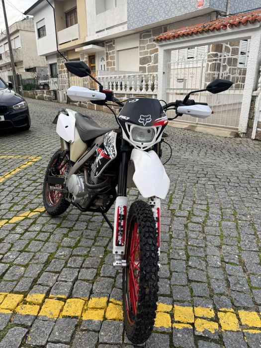 AJP PR3 125cc Carta de Carro