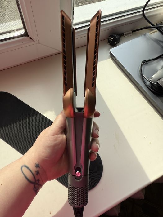 Продам дайсон  Dyson Airstrait б/у