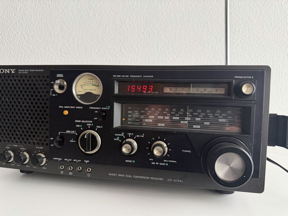 Rádio multibanda antigo Sony ICF-6700L