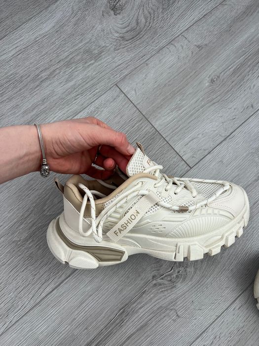 Кросівки жіночі , легенькі та зручні