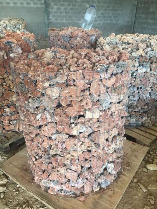 Pedra decorativa furada