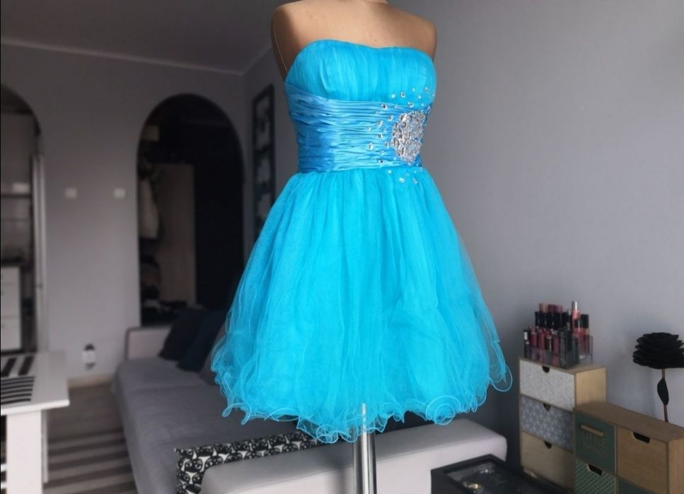 Asos niebieska rozkloszowana tiulowa sukienka z koralikami studniówka.