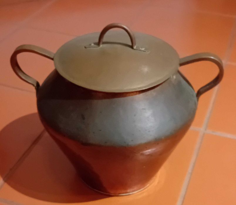 Vendo uma panela e uma braseira, em cobre