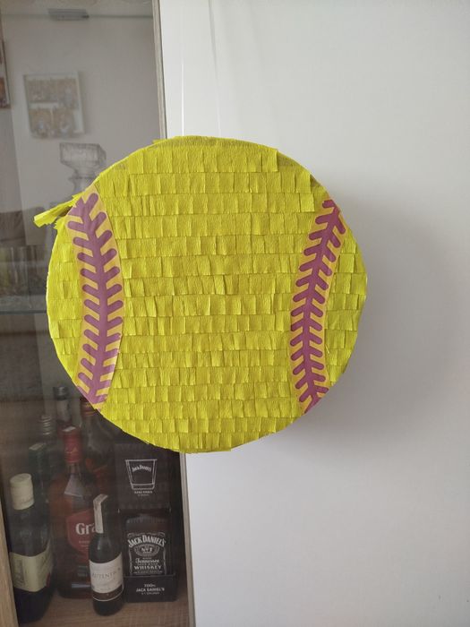Piniata piłka do softballu żółta
