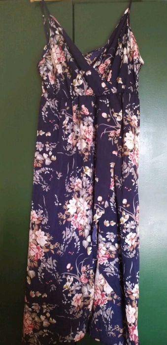 Vestido assimétrico florido tamanho grande