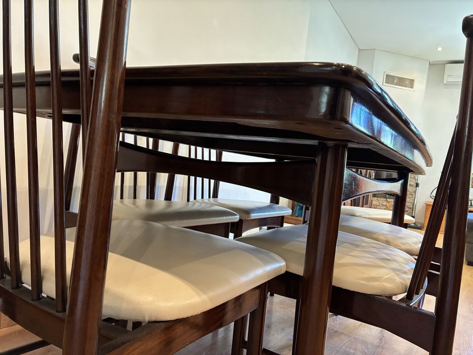 Mesa de sala de jantar OLAIO em madeira maciça